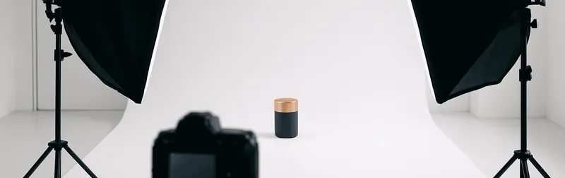 Amazon Produktfotografie im Studio: Produkt auf reinweißem Hintergrund mit Softbox-Licht und Kamera fürs Packshot