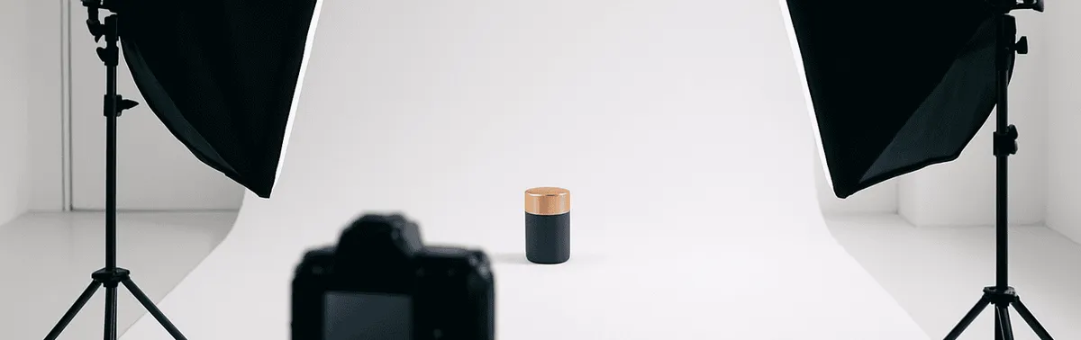 Amazon Produktfotografie im Studio: Produkt auf reinweißem Hintergrund mit Softbox-Licht und Kamera fürs Packshot