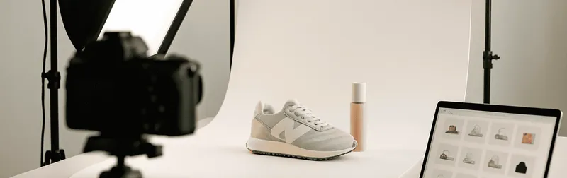 Ecommerce Fotografie im Studio: Produktbilder auf weißem Hintergrund mit Softbox-Licht für Onlineshop und Amazon