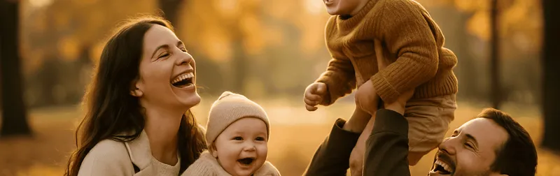 Familienfotograf in Wien fotografiert eine junge Familie mit Kind und Baby entspannt bei warmem Tageslicht im Park