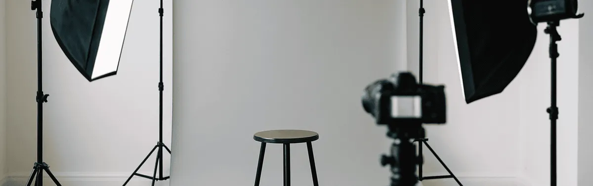 Studio-Setup für ein biometrisches Passfoto in Wien mit hellem, neutralem Hintergrund und gleichmäßigem Licht
