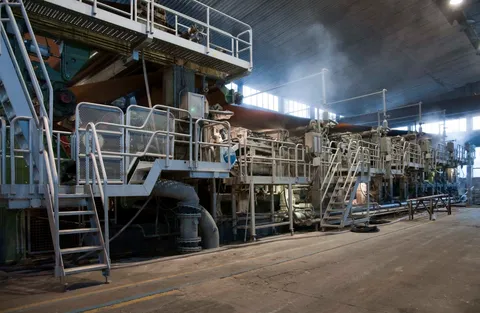 Papier- und Zellstofffabrik - Eine große Fabrik mit vielen Maschinen darin.