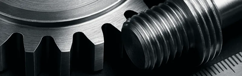 Technische Fotografie eines präzise ausgeleuchteten Metallbauteils mit Messskala für Doku und Katalog