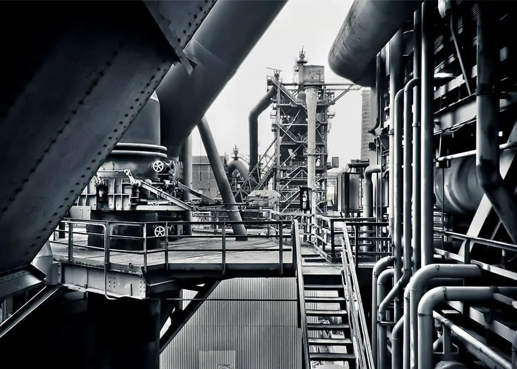 Ein Schwarz-Weiß-Foto einer Industrieanlage, aufgenommen von einem Fotografen in Wien.