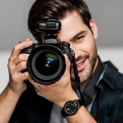 Professioneller Fotograf in Aktion mit DSLR-Kamera