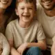 Familienshooting in Wien: Eltern mit zwei Kindern und Baby entspannt im hellen Fotostudio bei natürlichem Licht