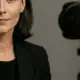 Headshot Fotograf in Wien fotografiert eine Führungskraft im Studio, enger Kopf-Schulter-Ausschnitt vor neutralem Hintergrund