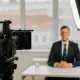Professionelle Videoproduktion für Unternehmen: Filmteam mit Kamera und Licht bei einem Dreh in einem Wiener Büro